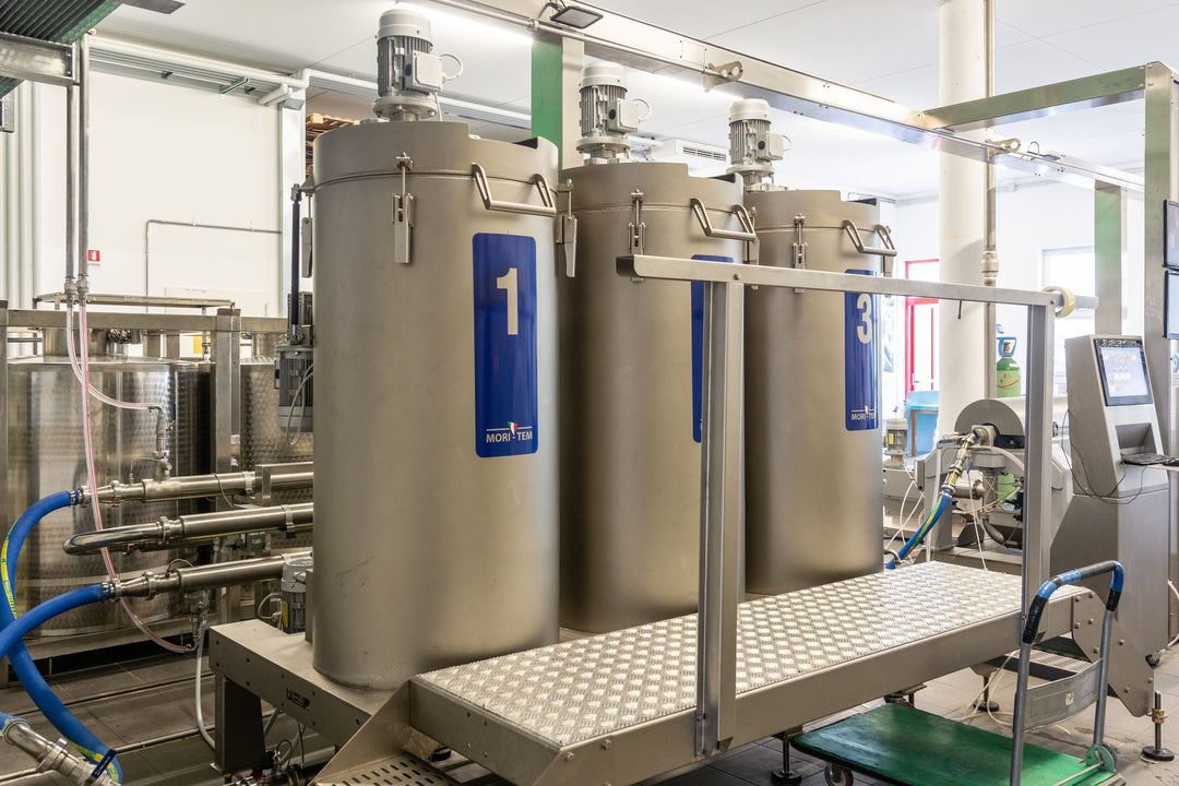 In einem luftdichten Edelstahltank wird der Olivenbrei unter 25°C geknetet. Oliven-Enzyme befreien mikroskopische Öltröpfchen, die sich dann zu größeren Tropfen vereinen. Die Öltröpfchen reichern sich zudem mit wertvollen Stoffen der Olive an.